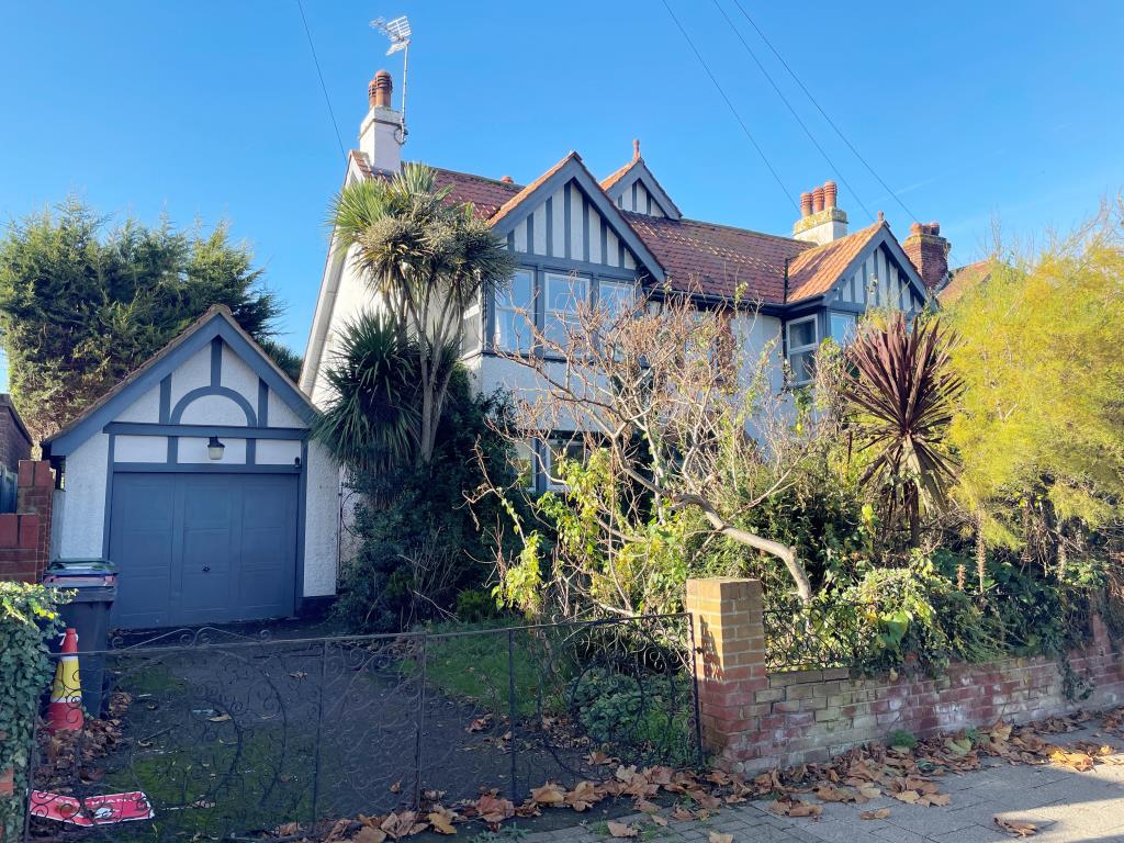 Lot: 62 - SUBSTANTIAL AND ATTRACTIVE DETACHED HOUSE FOR REFURBISHMENT - Exterior of detached house with driveway and garage